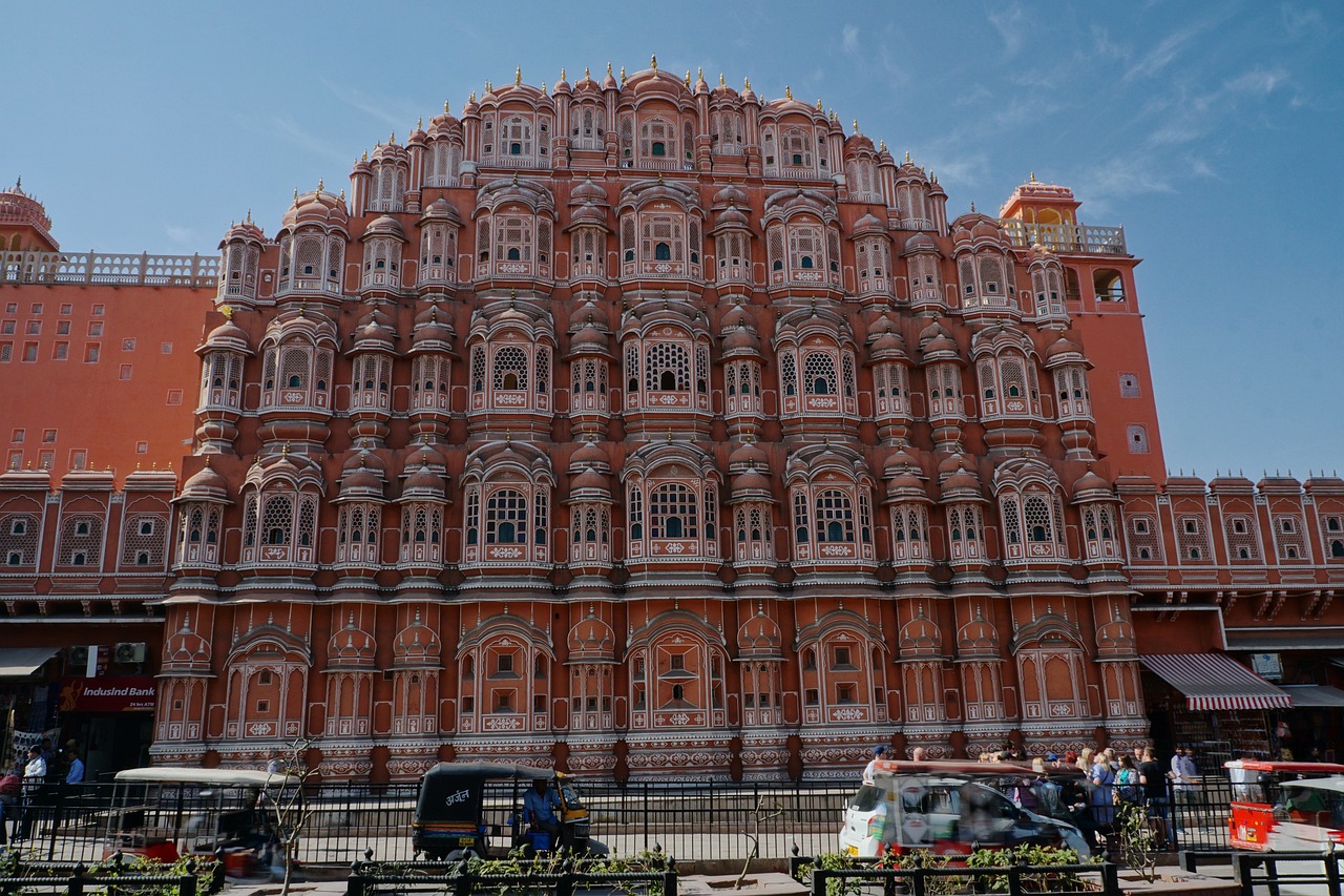 Χάουα Μαχάλ: Πόσο μπροστά από την εποχή του είναι το εντυπωσιακό «παλάτι των ανέμων» της Ινδίας