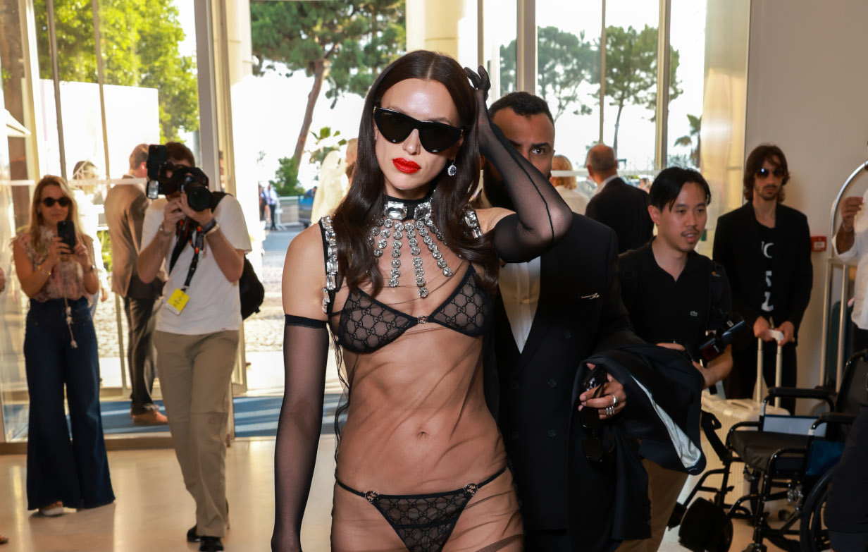 Άμα είσαι icon: Η Ιρίνα Σάικ φόρεσε μόνο τα εσώρουχά της και πήγε στο Φεστιβάλ Καννών
