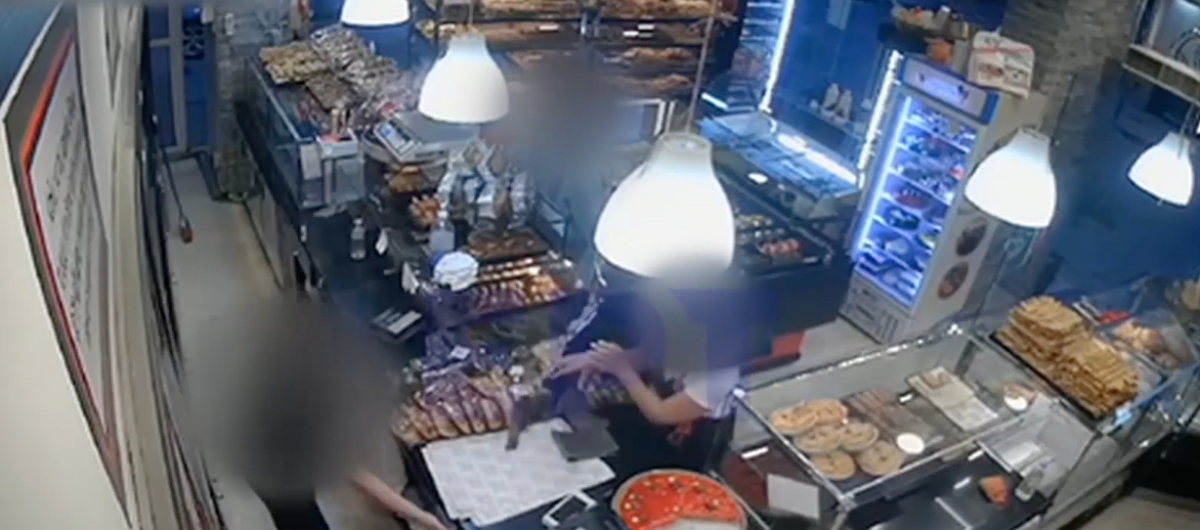 Σοκαριστικό βίντεο από ληστεία σε φούρνο: Άνδρας απείλησε την υπάλληλο με το πιστόλι στον κρόταφο