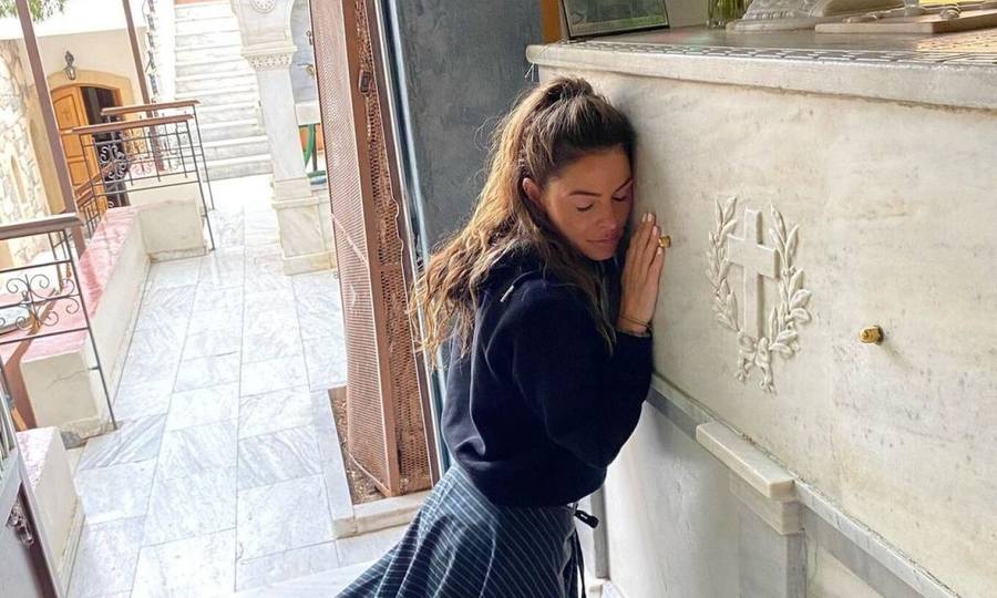 «Μόλις γονάτισα άκουσα χτυπήματα»: Η Μαρία Μενούνος περιγράφει την επίσκεψή της στο ναό του Αγιού Νεκταρίου