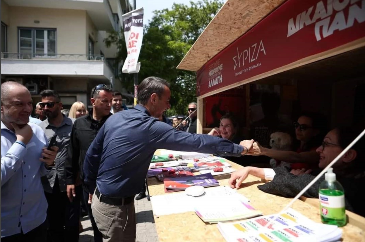 Σε περίπτερα του ΣΥΡΙΖΑ στην Κυψέλη ο Μητσοτάκης – Θερμές χειραψίες και συνομιλίες (pic)