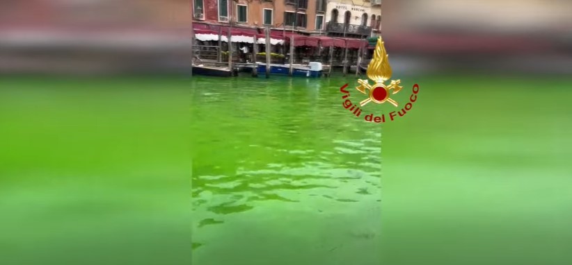 Βενετία: Tο Κανάλ Γκράντε «βάφτηκε» πράσινο