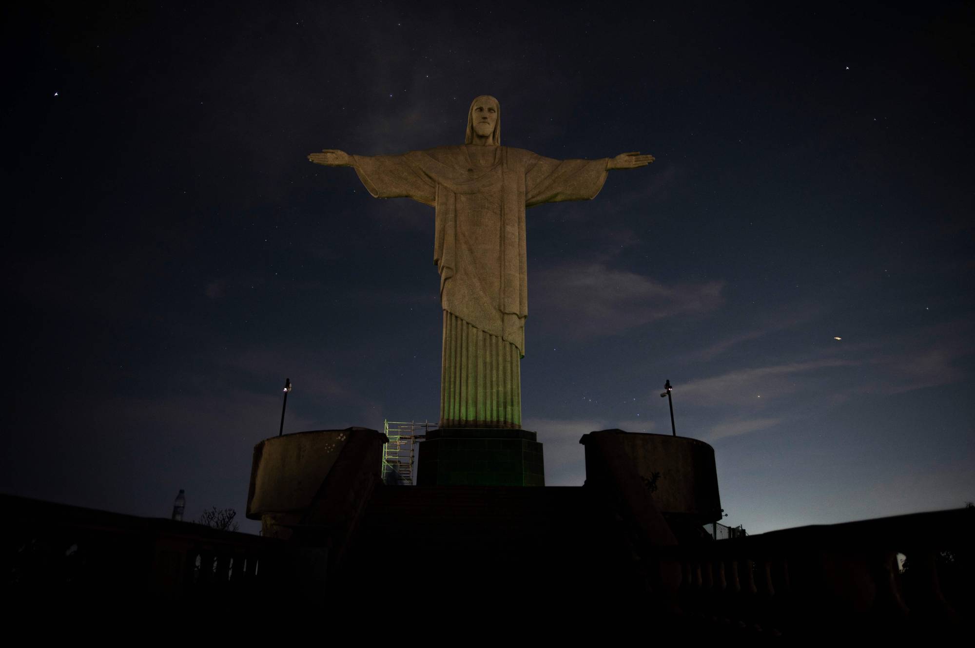 Ο ρατσισμός στο ποδόσφαιρο «σκοτείνιασε» για μία ώρα το άγαλμα του Χριστού στο Ρίο