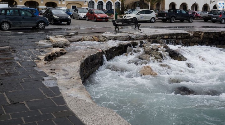 Ποτάμια οι δρόμοι στη Ρόδο λόγω ισχυρής βροχόπτωσης