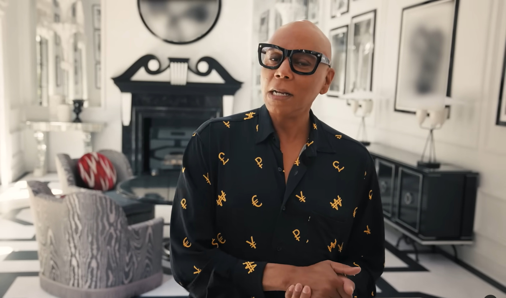 RuPaul ανοίγει τις πύλες της εμβληματικής έπαυλής του στο Μπέβερλι Χιλς