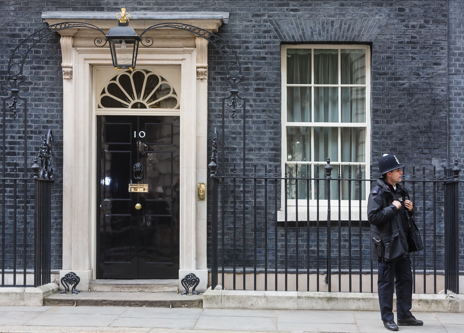 Συναγερμός στη Βρετανία: Αυτοκίνητο προσέκρουσε στην πύλη της Downing Street