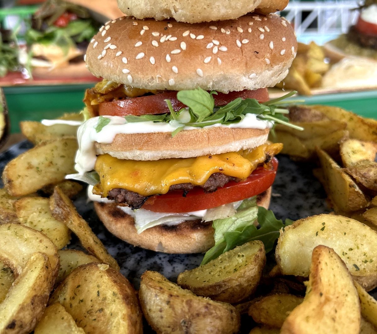 Αυτό το τριπλό epic burger θα σε κάνει μόνιμα θαμώνα του κέντρου