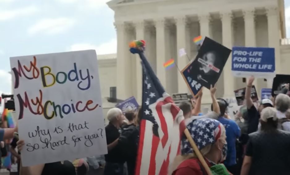 Το δικαίωμα στην άμβλωση διχάζει τις ΗΠΑ – Διαδηλώσεις υπέρ και κατά έναν χρόνο μετά την απόφαση του Ανώτατου Δικαστηρίου