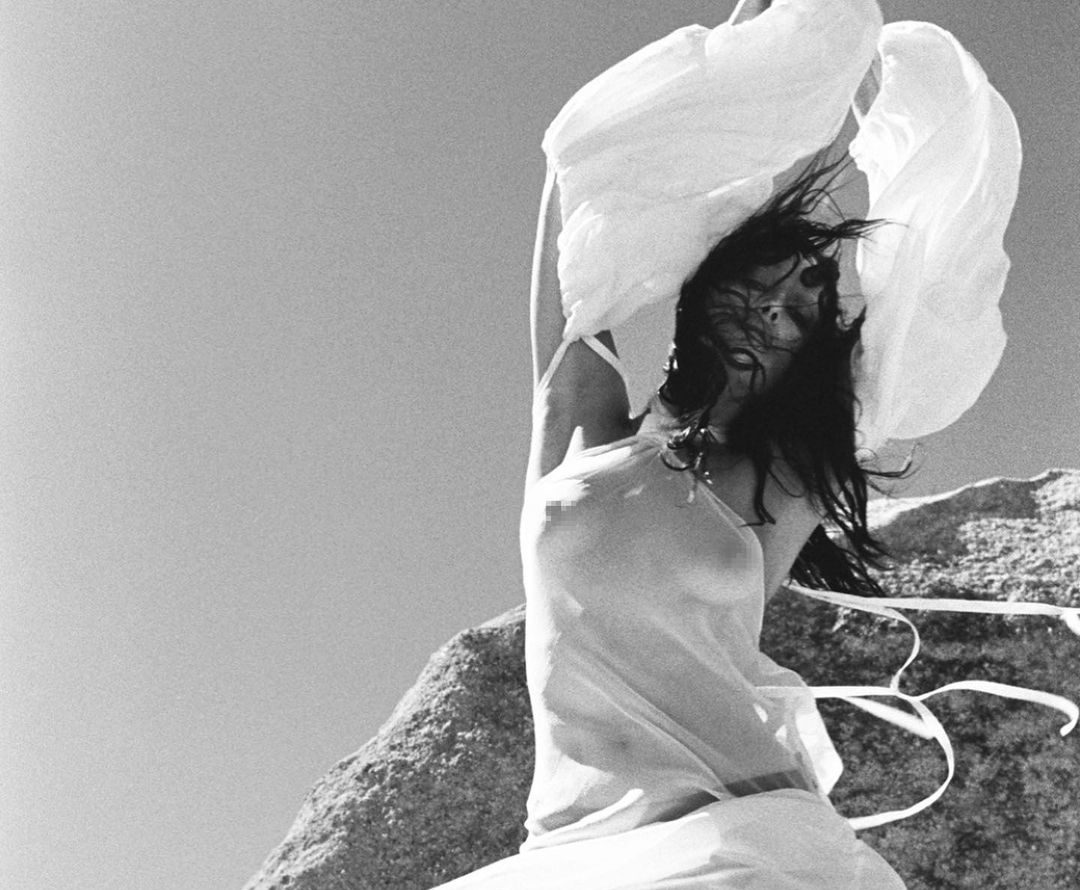 Όσο πιο αποκαλυπτική γίνεται η Ιρίνα Σάικ: Η ανάρτηση με διάφανο ρούχο σάρωσε σε likes (pics)