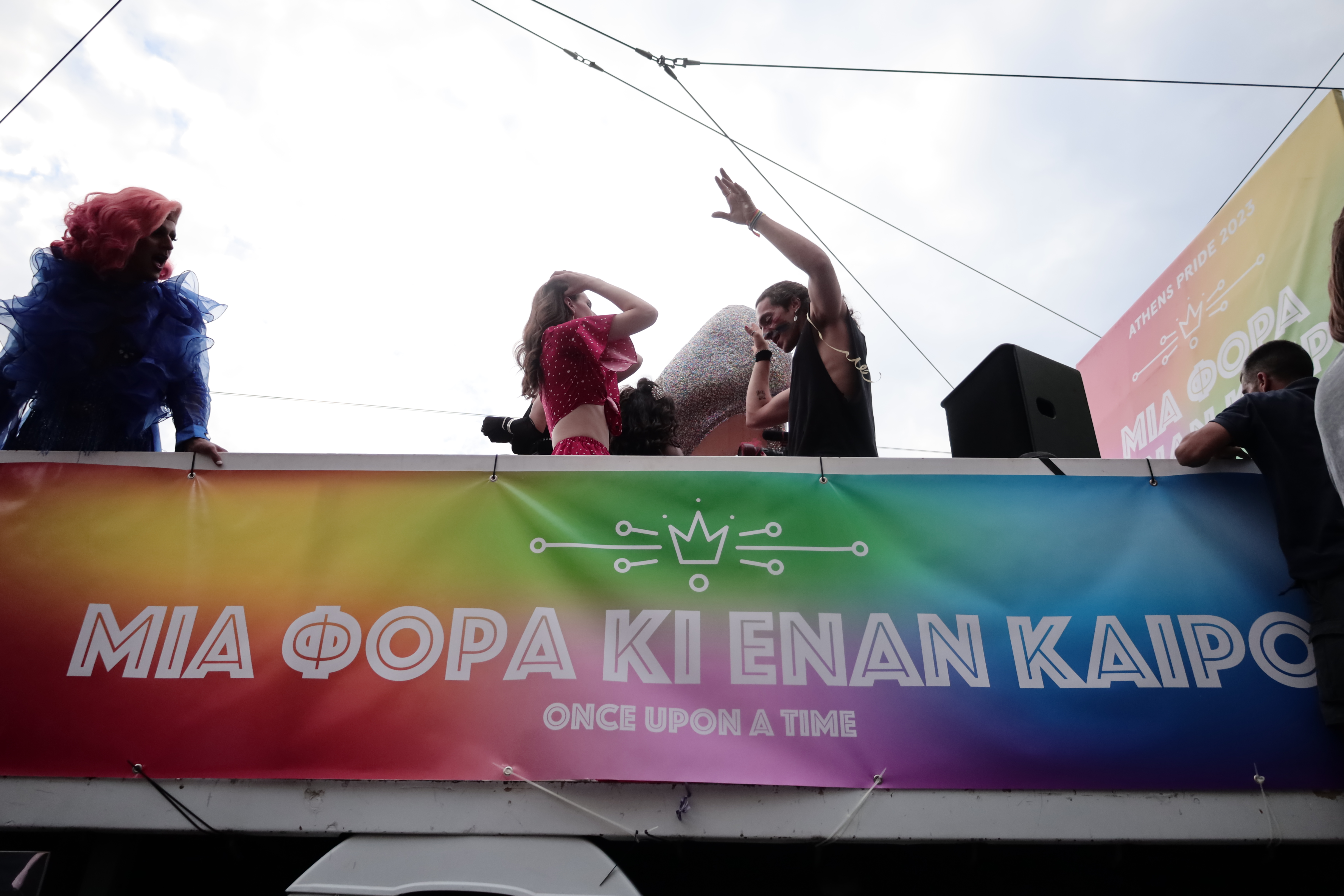 Πλημμύρισε η πλατεία Κοτζιά από κόσμο που συμμετέχει στις εκδηλώσεις του φετινού Athens Pride 2023 στηρίζοντας τη διαφορετικότητα.

