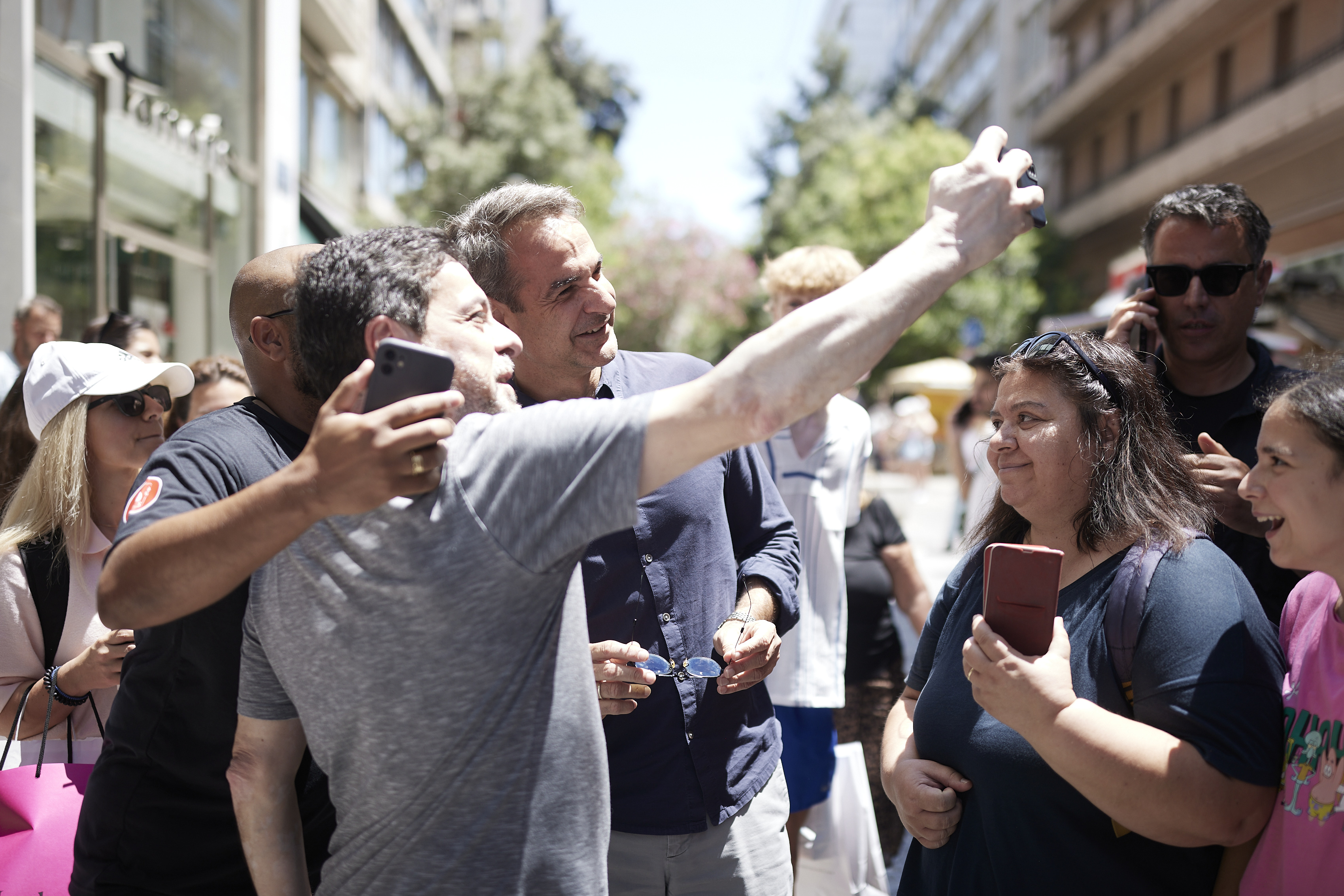 Για καφέ με δημοσιογράφους στο κέντρο της Αθήνας ο Κυριάκος Μητσοτάκης Κυριάκος Μητσοτάκης