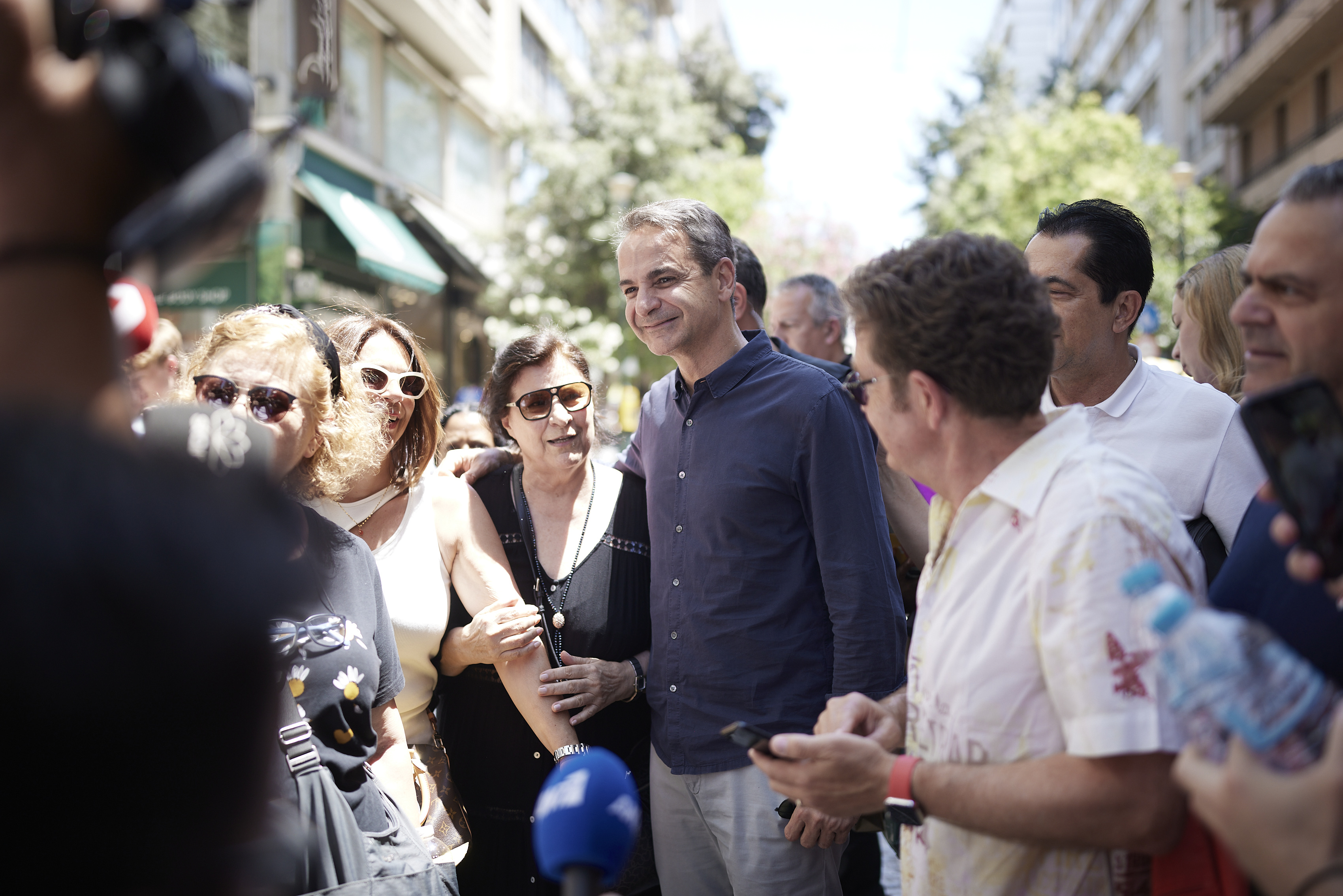 Για καφέ με δημοσιογράφους στο κέντρο της Αθήνας ο Κυριάκος Μητσοτάκης Κυριάκος Μητσοτάκης