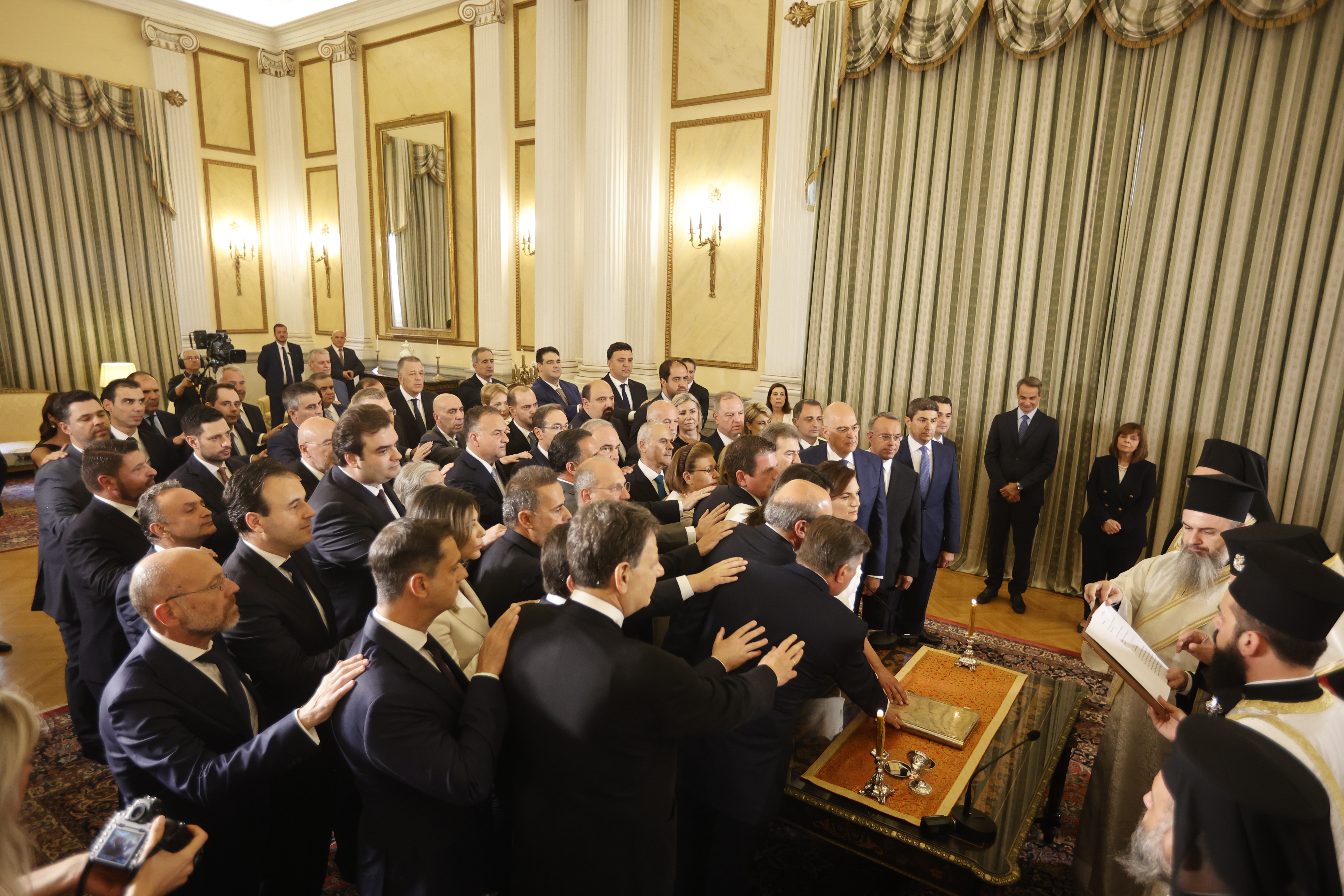 Ορκίστηκε η νέα κυβέρνηση στο Προεδρικό Μέγαρο ενώπιον της ΠτΔ