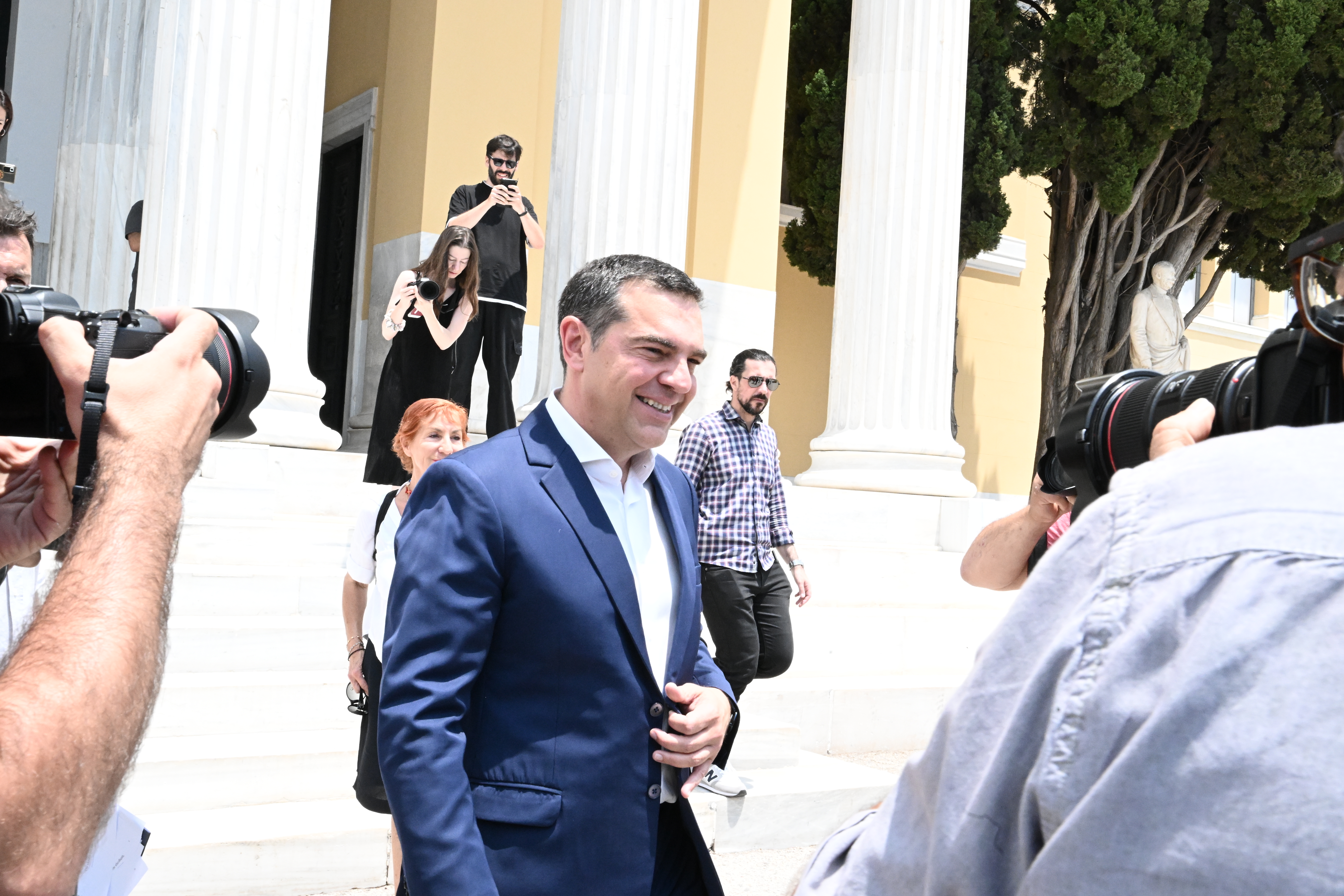 Αλέξης Τσίπρας: H Μπέτυ Μπαζιάνα στο πλευρό του μετά την παραίτηση