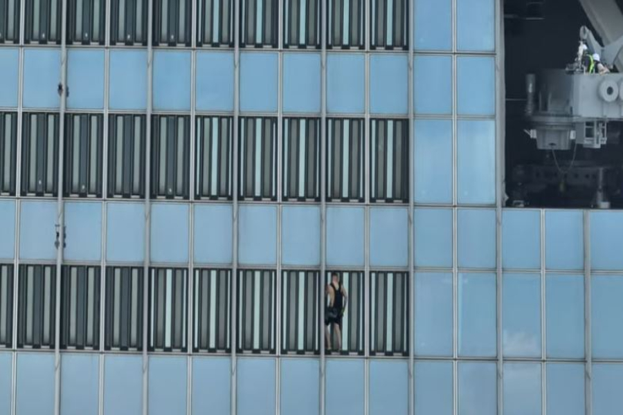 Βρετανός σκαρφάλωσε μέχρι τον 73ο όροφο ουρανοξύστη 555 μέτρων χωρίς σχοινιά και μόλις κατέβηκε τον συνέλαβαν (vids)