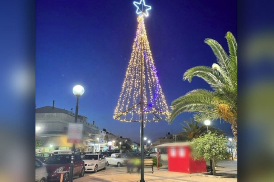 Χριστουγεννιάτικο δέντρο μέσα στο κατακαλόκαιρο στην Κρήτη
