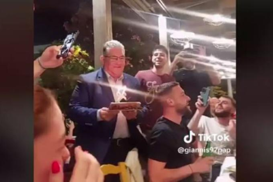 Έκαναν έκπληξη σε 26χρονο που γιόρταζε γενέθλια και του πήγε την τούρτα ο Κουτσούμπας