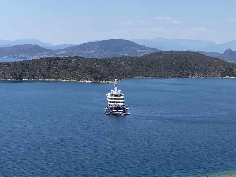 Βγαλμένη από καρτ ποστάλ: Μέσα σε 2 ώρες μπορείς να βρεθείς στην παραλία με τα πιο βαθιά μπλε νερά που έχεις δει παραλία