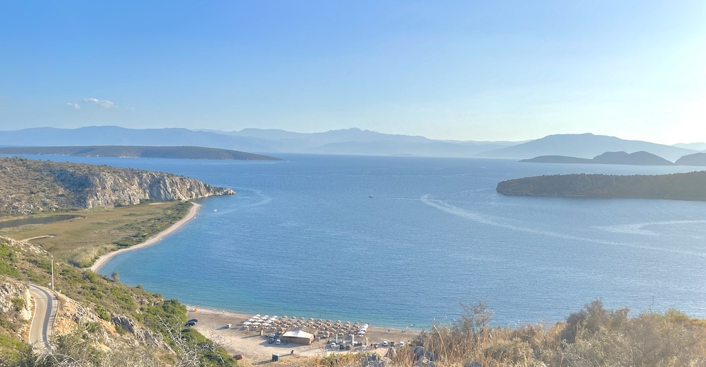 Βγαλμένη από καρτ ποστάλ: Μέσα σε 2 ώρες μπορείς να βρεθείς στην παραλία με τα πιο βαθιά μπλε νερά που έχεις δει