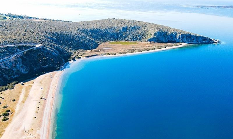 Βγαλμένη από καρτ ποστάλ: Μέσα σε 2 ώρες μπορείς να βρεθείς στην παραλία με τα πιο βαθιά μπλε νερά που έχεις δει παραλία