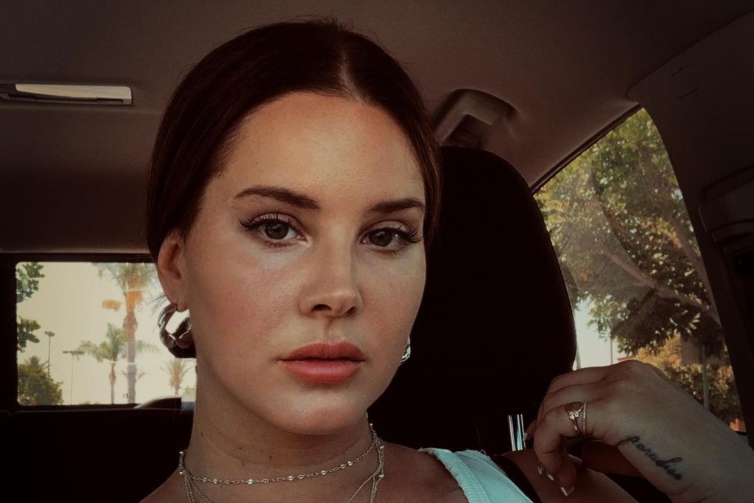 Η Lana Del Rey κυκλοφορεί νέο τραγούδι με τον πατέρα της (vid)