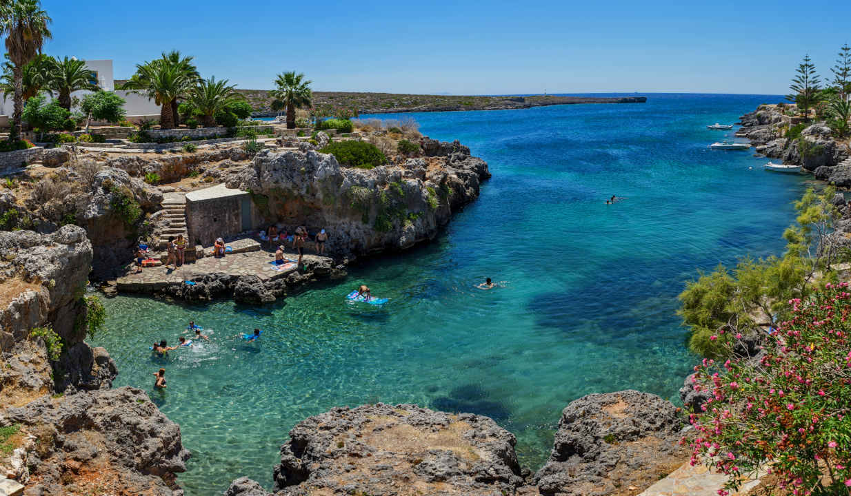 Νερά δροσερά όλο τον χρόνο, σε έναν κόλπο με πετρόχτιστα και γραφικά μονοπατάκια: Αυτή η παραλία έχει όλο το πακέτο