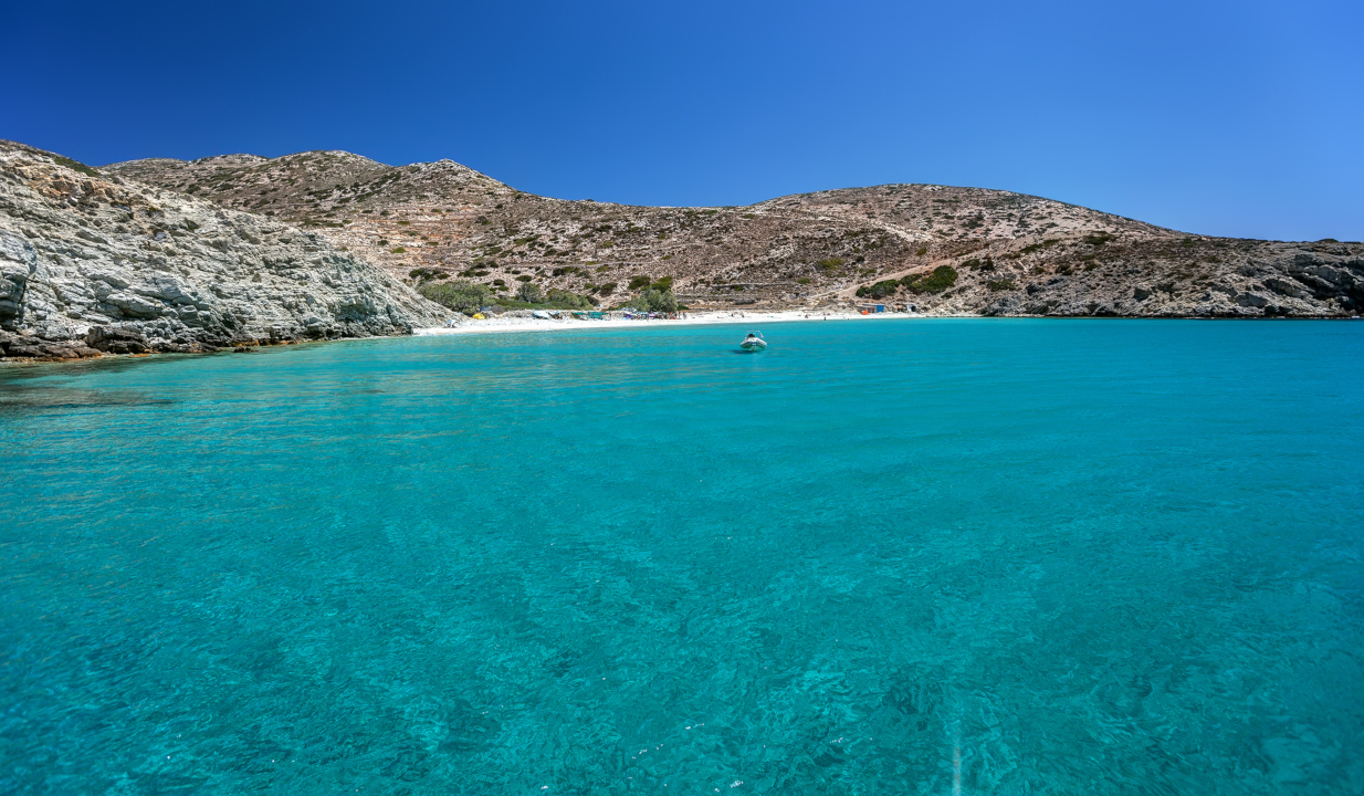 Κολυμπάς σε υπέροχα νερά ακόμα και δίπλα στο λιμάνι: Το κυκλαδίτικο νησί που αν πας μια φορά, πας κάθε χρόνο