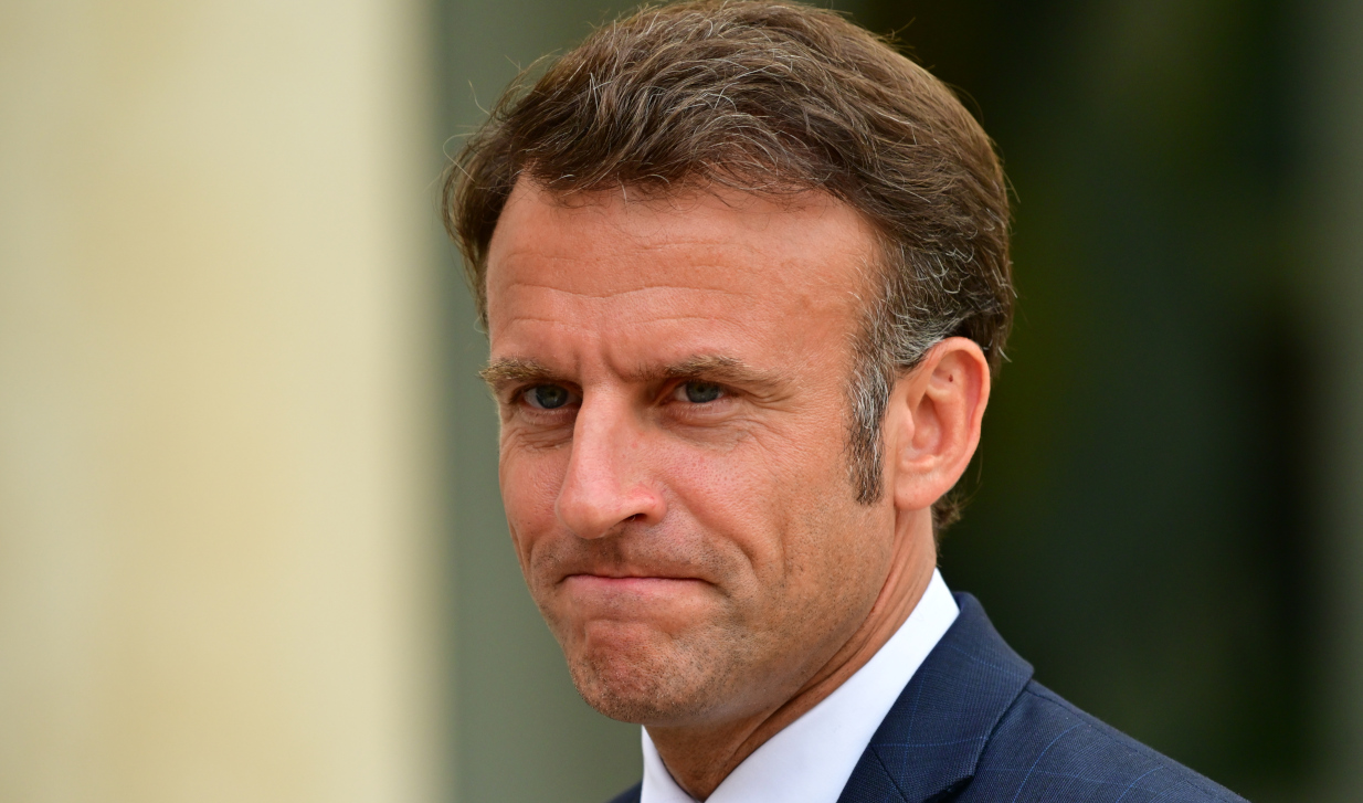 Η Γαλλία «καίγεται» και ο Μακρόν χορεύει – Σάλος για βίντεο με τον πρόεδρο να… λικνίζεται (vid)