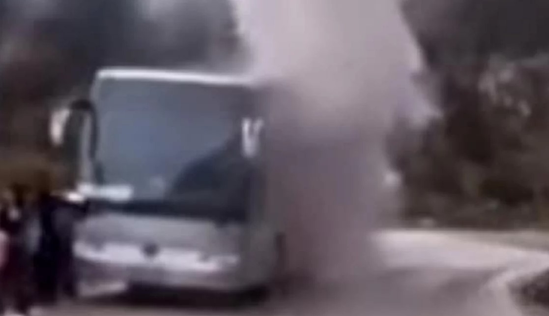 Χιλιαδού Ευβοίας: Τουριστικό λεωφορείο τυλίχτηκε στις φλόγες