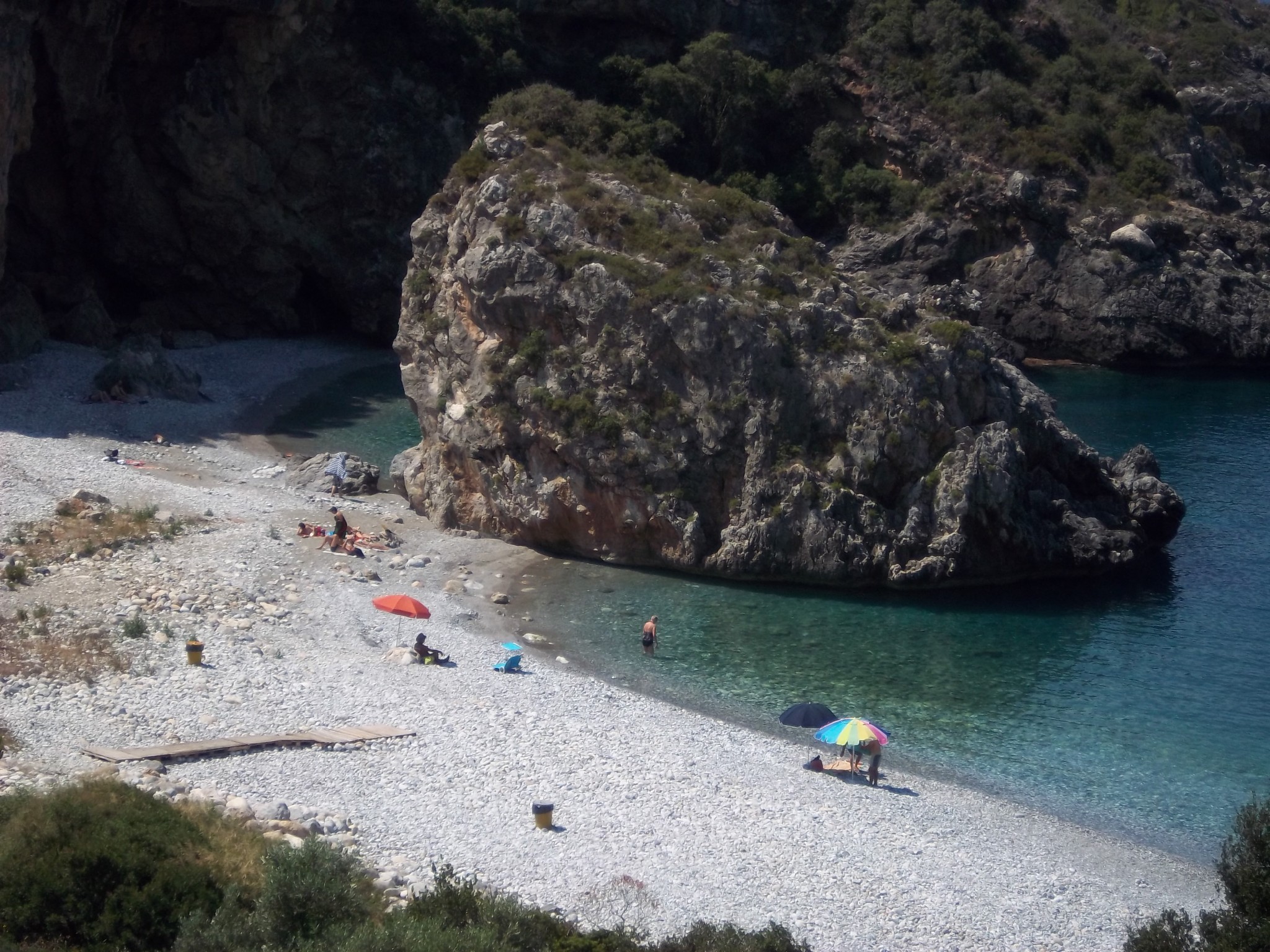 Η παραλία με τις σπηλιές κι έναν τρομακτικό μύθο να τη συνοδεύει: Βούτηξε σήμερα στην «Γη της Επαγγελίας» της νότιας Ελλάδας Η παραλία με τις σπηλιές κι έναν τρομακτικό μύθο να τη συνοδεύει: Βούτηξε σήμερα στην «Γη της Επαγγελίας» της νότιας Ελλάδας