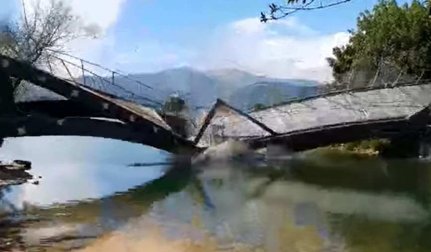 Σαν τραπουλόχαρτο κατέρρευσε ξύλινη γέφυρα σε πάρκο της Άρτας (Vid)