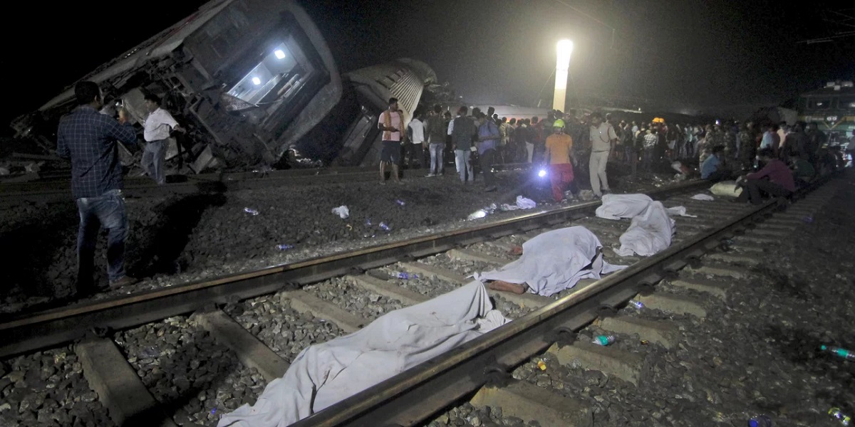 Ανεβαίνει διαρκώς ο αριθμός των νεκρών από τη σύγκρουση τρένων στην Ινδία: 288 νεκροί και 850 τραυματίες
