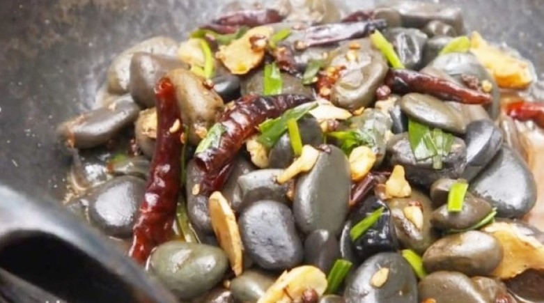 Οι τηγανητές πέτρες αποτελούν το ανερχόμενο street food της Κίνας (vid)