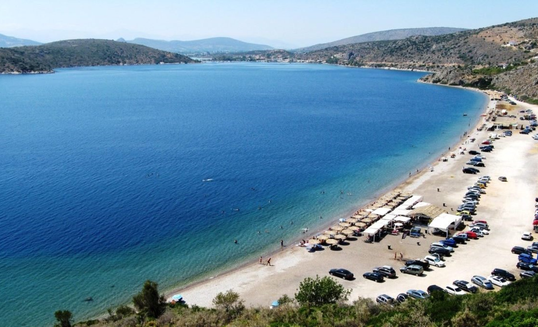 Βγαλμένη από καρτ ποστάλ: Μέσα σε 2 ώρες μπορείς να βρεθείς στην παραλία με τα πιο βαθιά μπλε νερά που έχεις δει παραλία