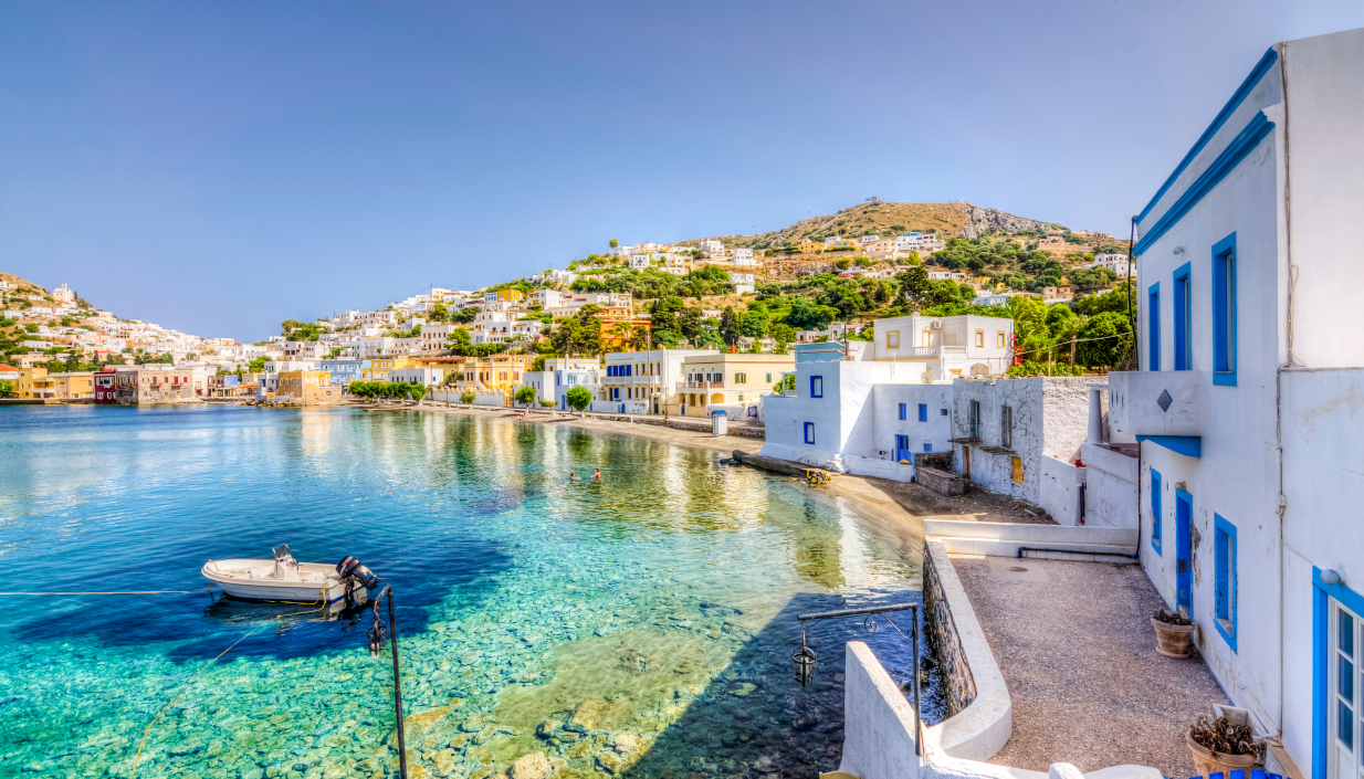 Χάλια δρόμοι, σνομπ ντόπιοι που δεν θέλουν «βρωμοτουρίστες»: Αξίζει να τα σκάμε κάθε καλοκαίρι χοντρά στα ελληνικά νησιά;
