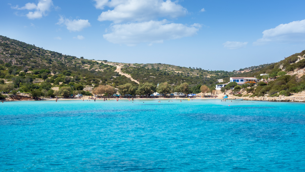 Κρυστάλλινα, ρηχά νερά και καθόλου σκιά: Ο παράδεισος των Δωδεκανήσων με τις πιο ηλιόλουστες παραλίες θα σε μαγέψει