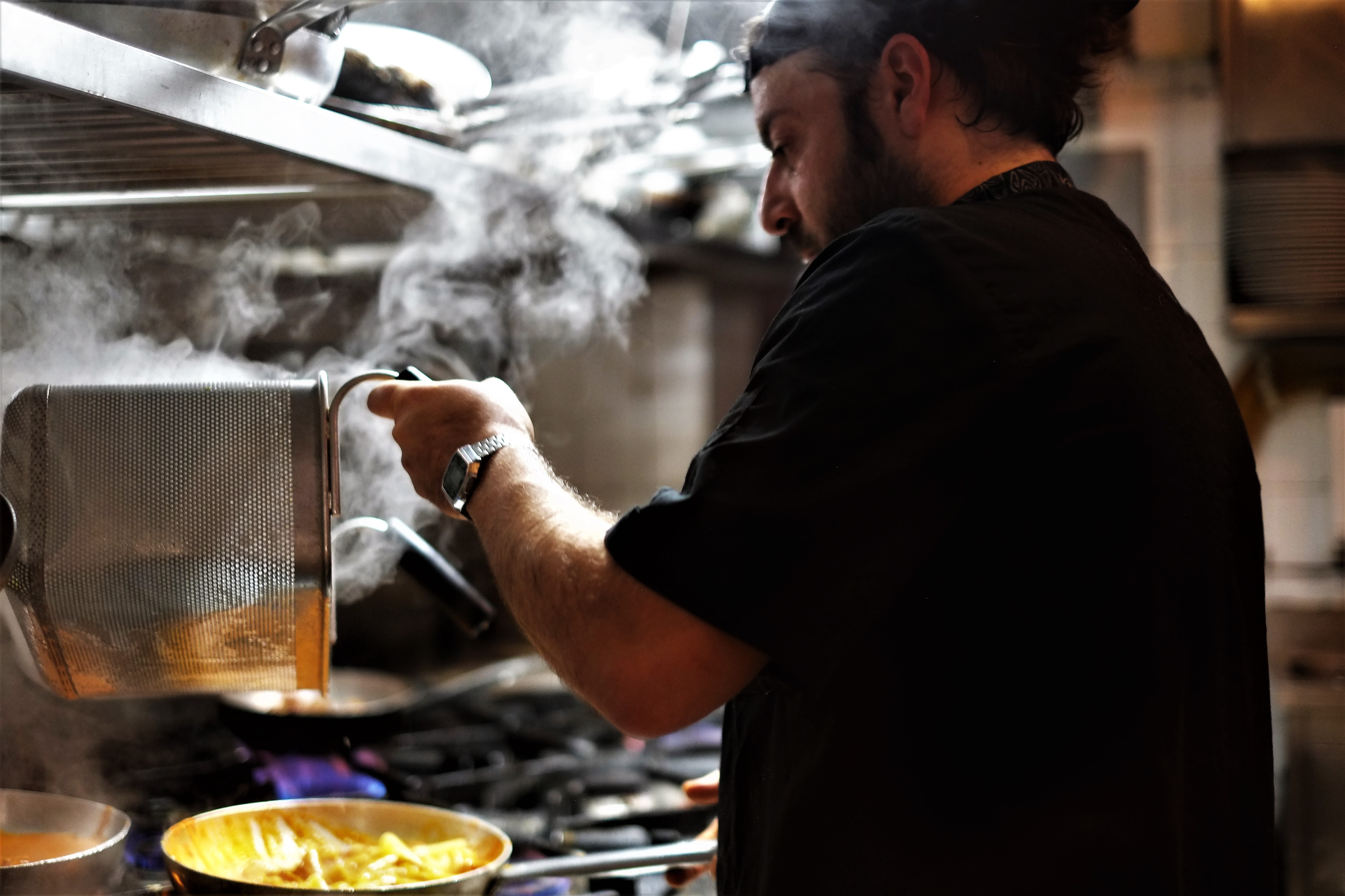 Καταγγελία μάγειρα στην Κρήτη: «Κάηκα με λάδι και με έβαλαν σε ψυγείο με κρέατα» – Παρέμβαση ΣΕΠΕ