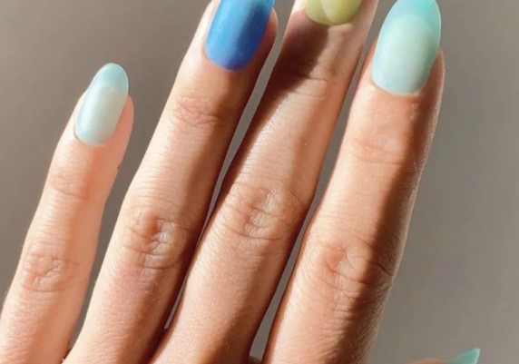 Sea glass mani: Το πιο δροσερό μανικιούρ για το καλοκαίρι