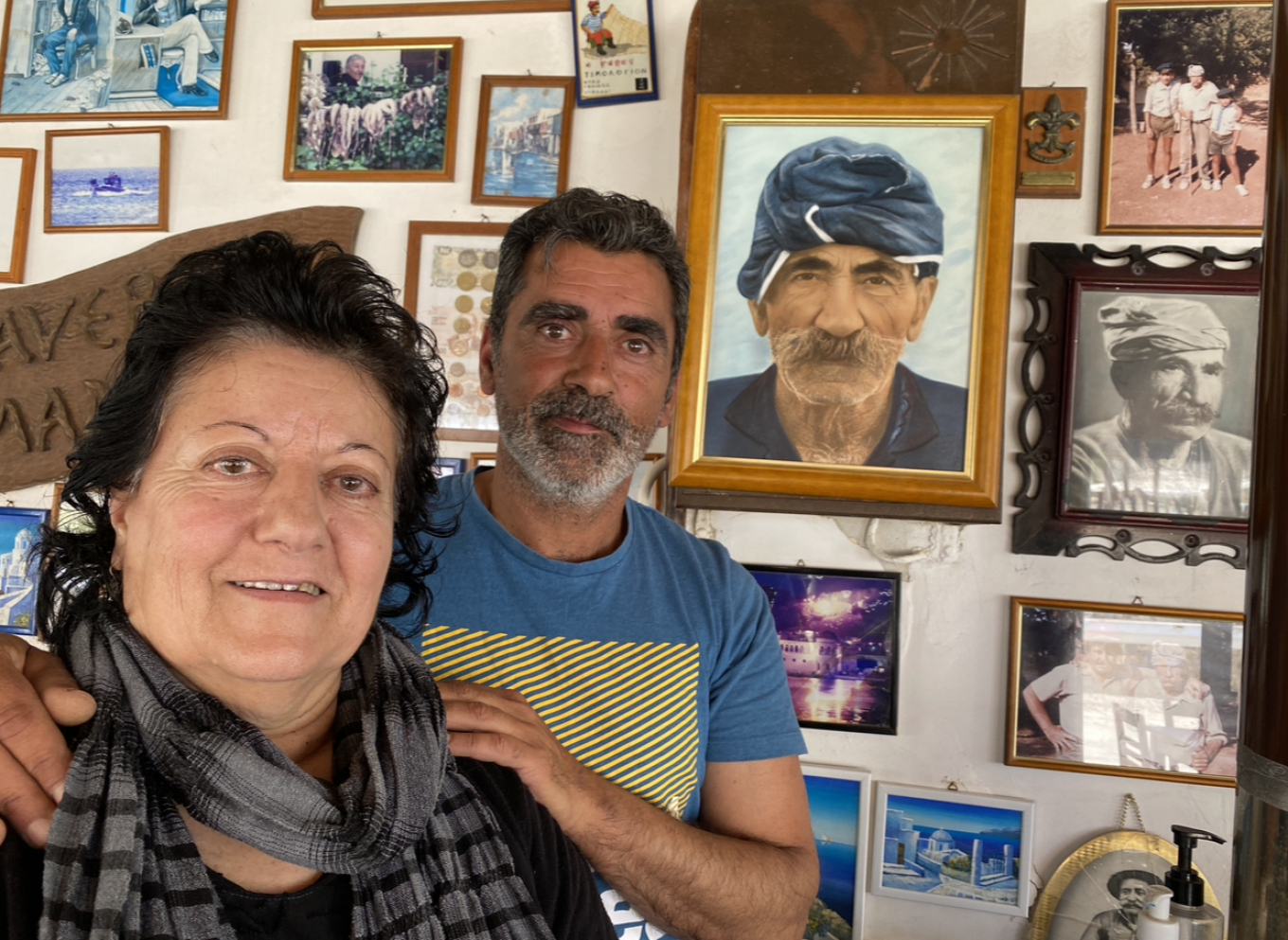 Έγινε καρτ ποστάλ και ταξίδεψε την Ελλάδα παγκοσμίως - Η ιστορία του Μανώλα από την Ψέριμο Μανώλας