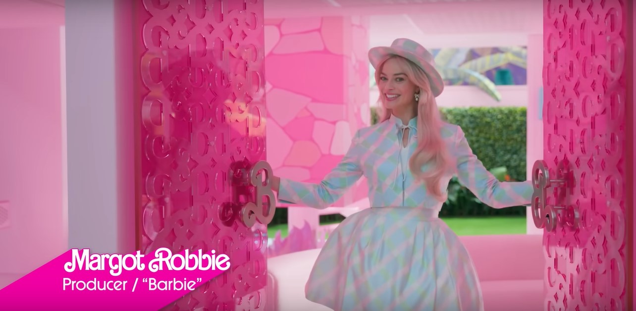 Η Margot Robbie κάνει ξενάγηση στο σπίτι της «Barbie» (vid)