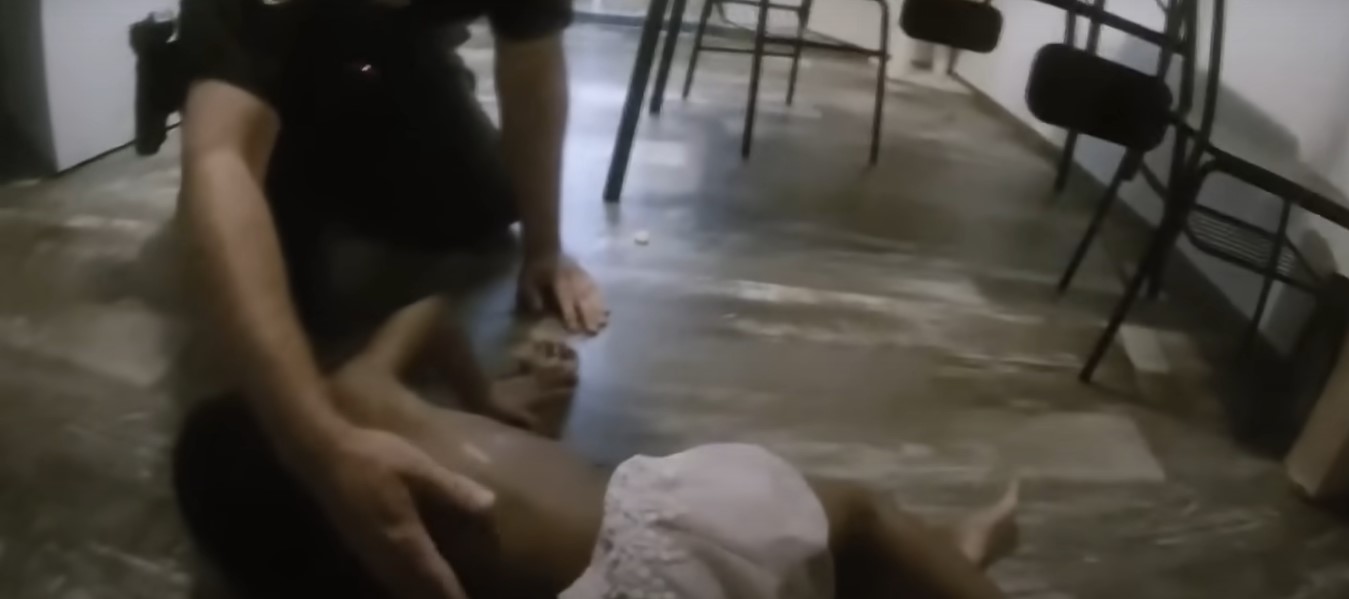 Αστυνομικοί έσωσαν τις ζωές παιδιών: Μπήκαν στο σπίτι την ώρα που μητέρα έπνιγε μωρό στη μπανιέρα