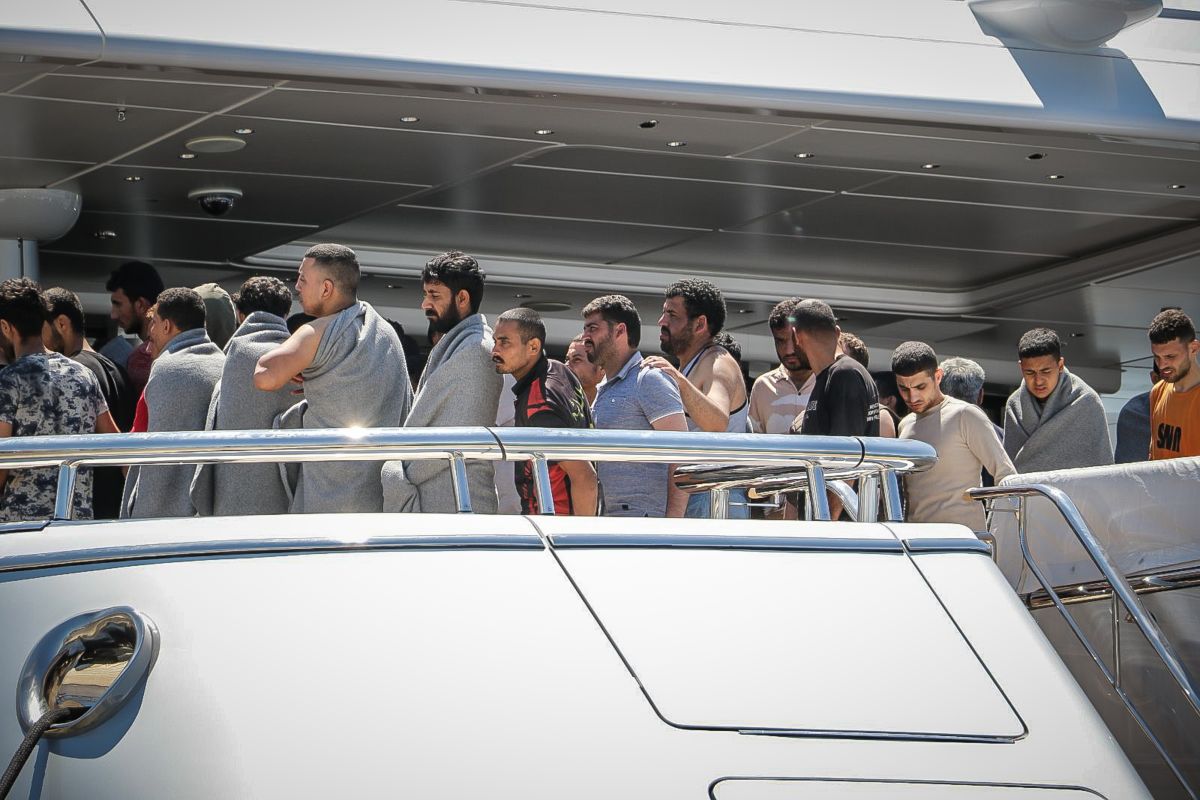 Πύλος: Συνελήφθησαν επτά διακινητές που επέζησαν του ναυαγίου – Συνεχίζονται οι έρευνες (vids)