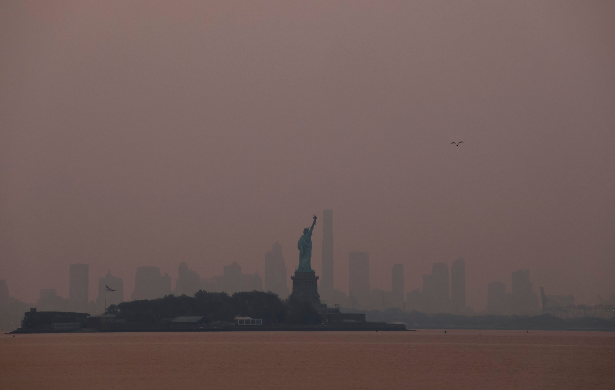 «Εξαφανίστηκε» η Νέα Υόρκη: Οι φωτογραφίες που δείχνουν μια καλυμμένη από στάχτη πολιτεία