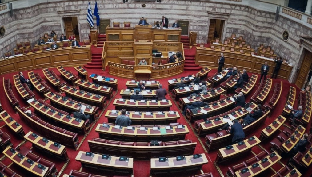 Στα άκρο δεξιά έδρανα της Βουλής οι βουλευτές από Σπαρτιάτες και Νίκη (όχι τυχαίο…)