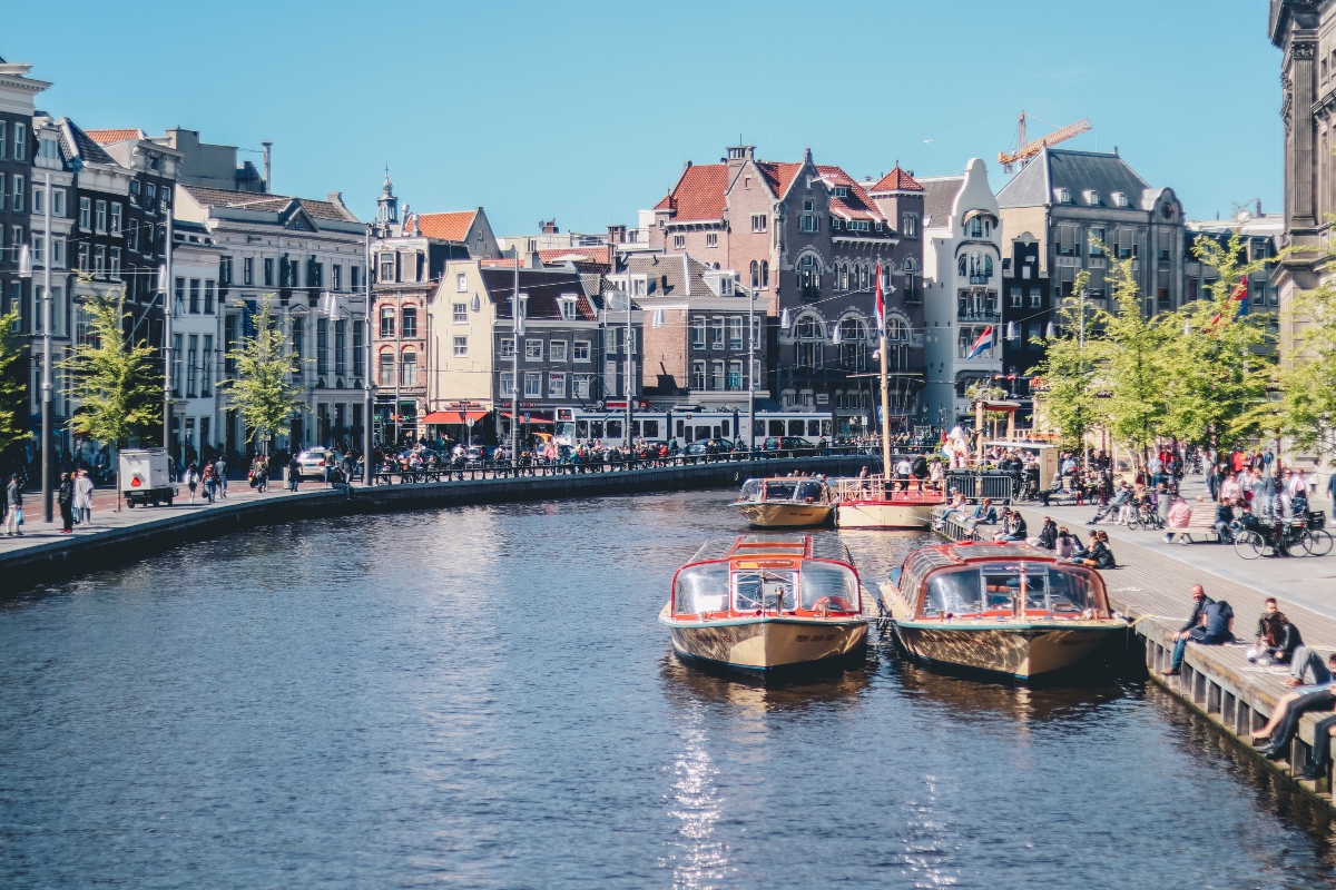 Πρωτοπορεί η Ολλανδία: Δωρεάν αντηλιακό σε δημόσιους χώρους το φετινό καλοκαίρι
