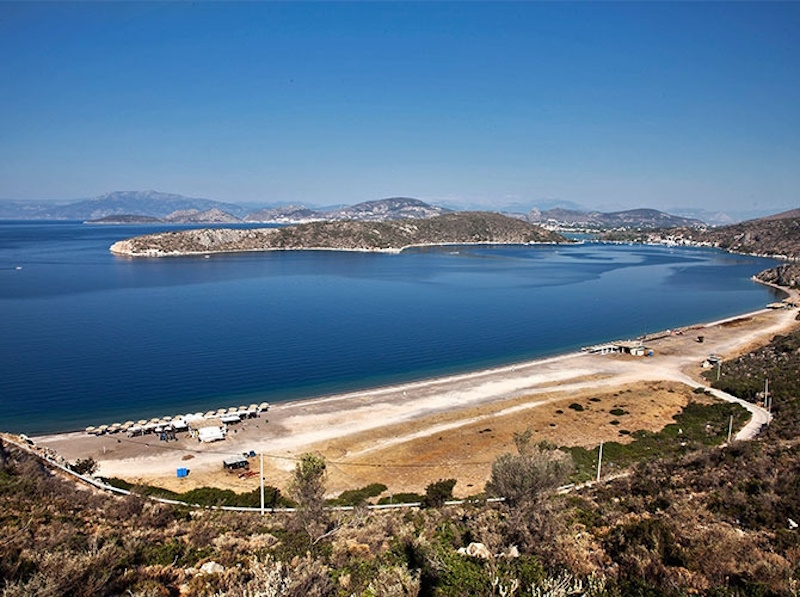Βγαλμένη από καρτ ποστάλ: Μέσα σε 2 ώρες μπορείς να βρεθείς στην παραλία με τα πιο βαθιά μπλε νερά που έχεις δει παραλία