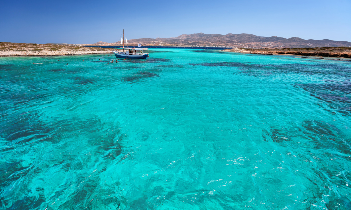 Σκηνικό που θυμίζει Χαβάη, μόνο άμμος, 8 μήνες τον χρόνο ζεστά νερά: Η παραλία της Πελοποννήσου με το…ασανσέρ