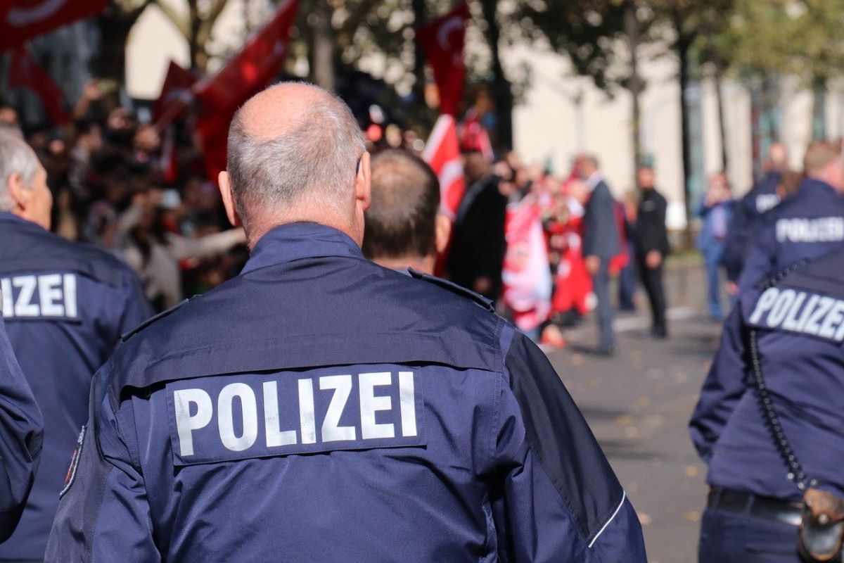 Red alert στο Βερολίνο για ένοπλο άντρα σε σχολείο