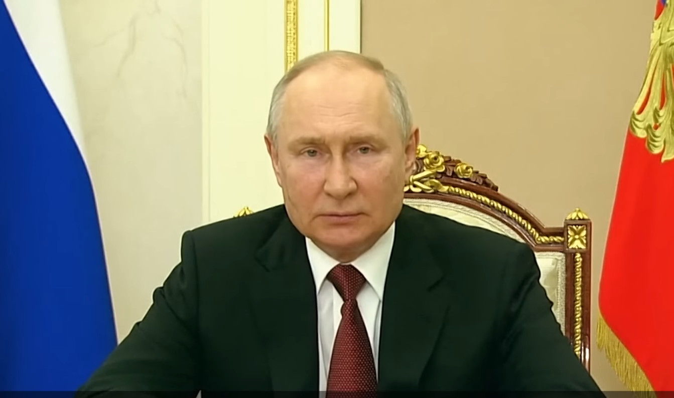 Ο Μπάιντεν προσκαλεί τον Ζελένσκι στην Ουκρανία κι ο Πούτιν χαρακτηρίζει «ηλίθιους και νεοφασίστες» τους ουκρανούς ηγέτες