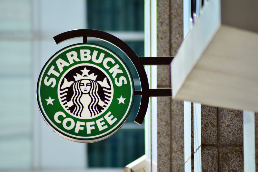 Starbucks: Αποζημιώνουν με 25,6 εκατ. δολ. μια μάνατζερ που απολύθηκε επειδή είναι… λευκή